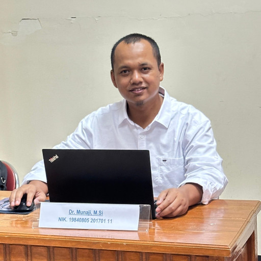 . Munaji, Dr., M.Si.